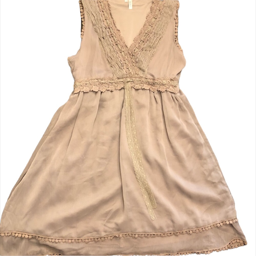 NWOT Studio Y Beautiful Chiffon Like with Lots of LACE details Size 3/4